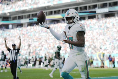 Mostert, Tagovailoa lead Dolphins to a 30.